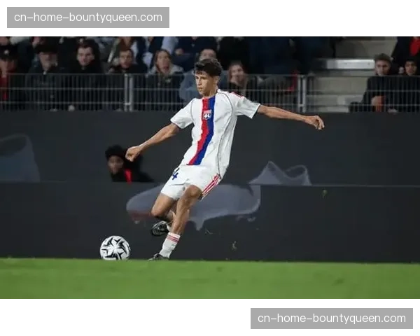 官方：里昂中场卡克雷因腿筋伤势将缺席四周