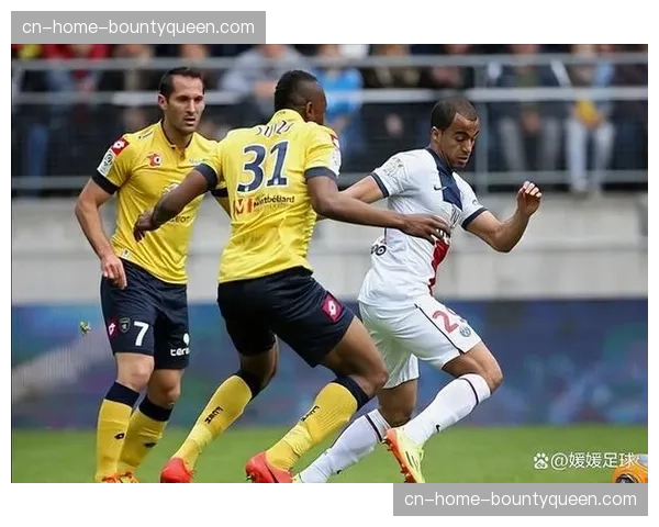 马赛vs蒙彼利埃比赛因球迷投掷烟火中断近十分钟