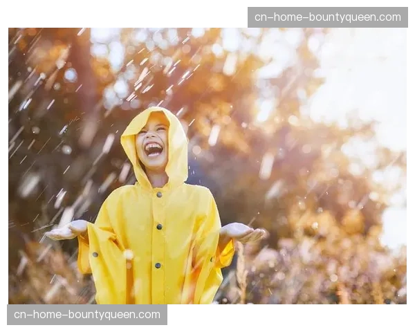 雨战中的温情：主裁暂停比赛，帮助场边小球童穿上雨衣